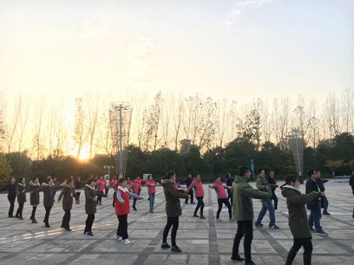 南京科技馆组织员工齐做广播体操