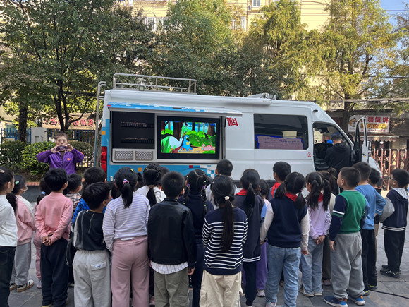 探索科学奥秘 点燃智慧之光 ——科普大篷车走进南京市南昌路小学